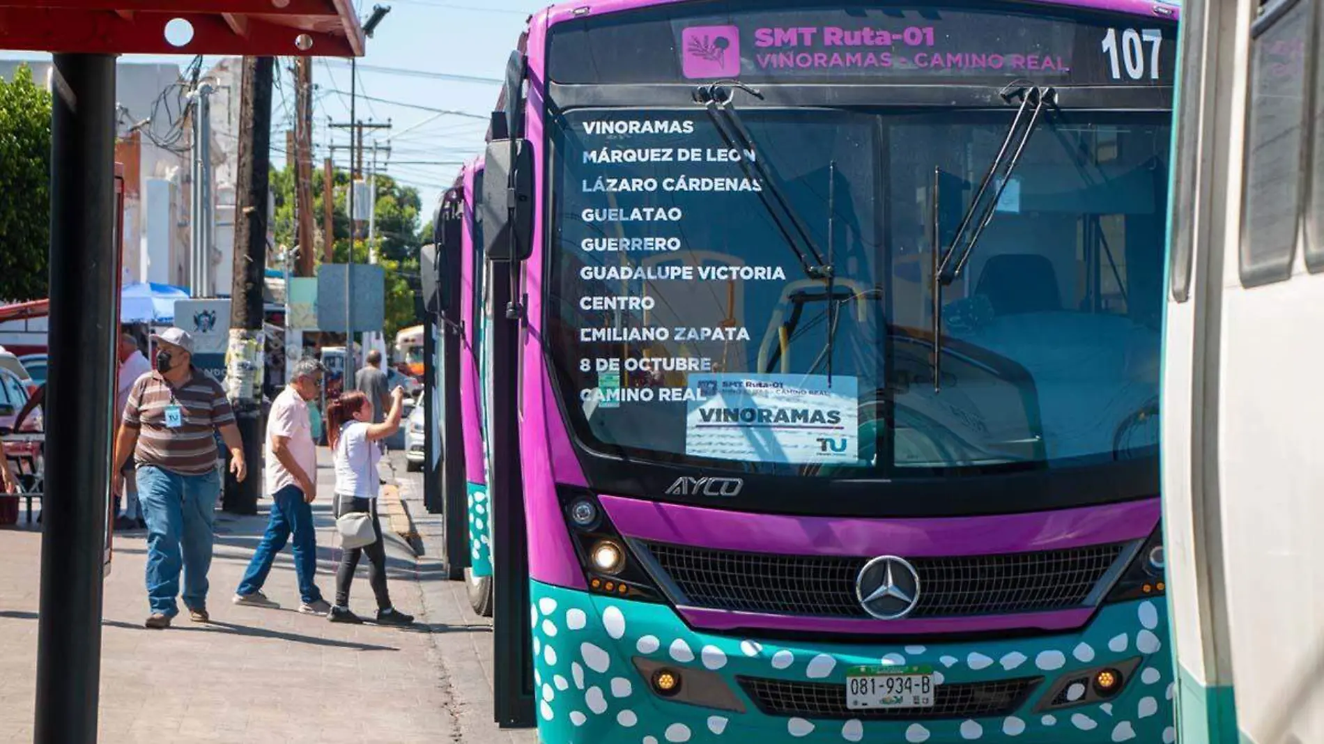 personas subiendo a los camiones de transporte público Tiburón Urbano